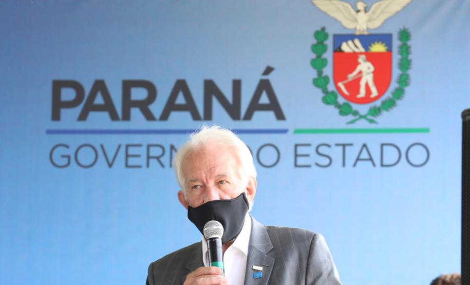 O vice-governador Darci Piana e o secretário de Estado da Saúde Beto Preto assinam o repasse de recursos ao Hospital da Criança para conclusão das obras