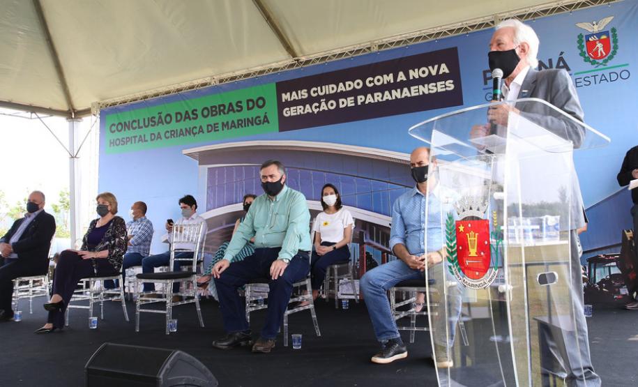 O vice-governador Darci Piana e o secretário de Estado da Saúde Beto Preto assinam o repasse de recursos ao Hospital da Criança para conclusão das obras