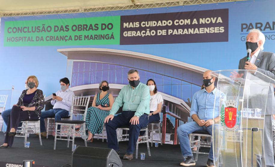 O vice-governador Darci Piana e o secretário de Estado da Saúde Beto Preto assinam o repasse de recursos ao Hospital da Criança para conclusão das obras