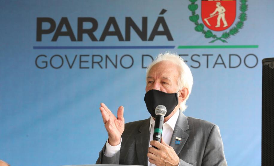 O vice-governador Darci Piana e o secretário de Estado da Saúde Beto Preto assinam o repasse de recursos ao Hospital da Criança para conclusão das obras