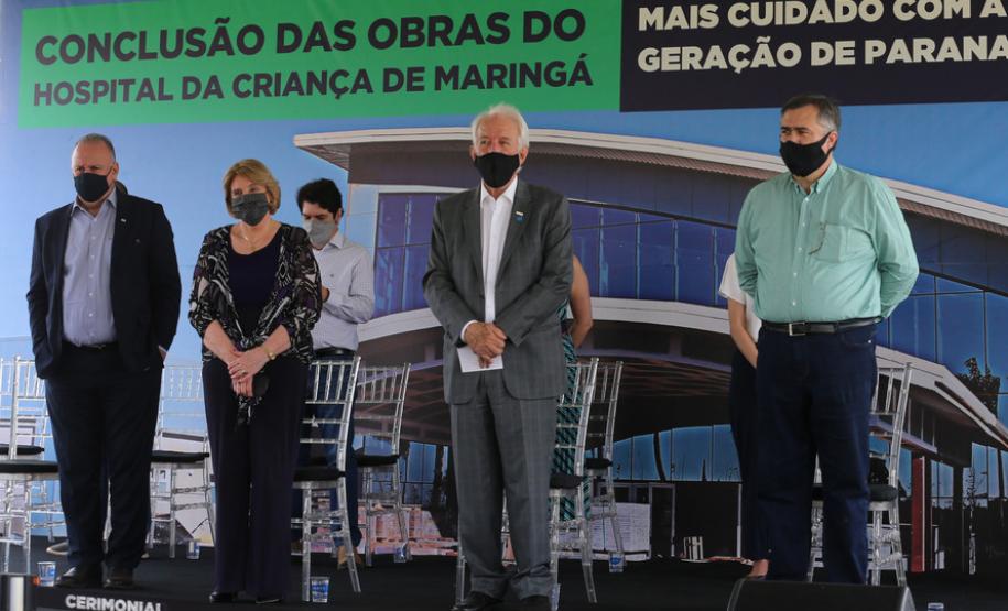 O vice-governador Darci Piana e o secretário de Estado da Saúde Beto Preto assinam o repasse de recursos ao Hospital da Criança para conclusão das obras