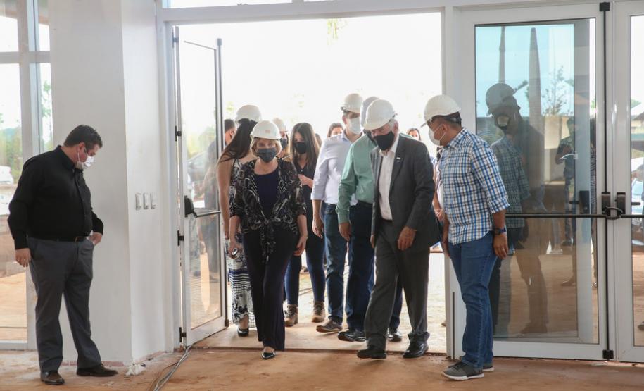 O vice-governador Darci Piana e o secretário de Estado da Saúde Beto Preto assinam o repasse de recursos ao Hospital da Criança para conclusão das obras