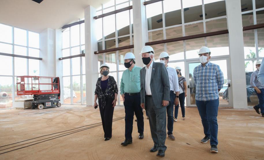 O vice-governador Darci Piana e o secretário de Estado da Saúde Beto Preto assinam o repasse de recursos ao Hospital da Criança para conclusão das obras