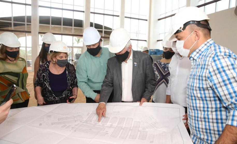 O vice-governador Darci Piana e o secretário de Estado da Saúde Beto Preto assinam o repasse de recursos ao Hospital da Criança para conclusão das obras