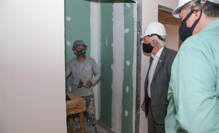 O vice-governador Darci Piana e o secretário de Estado da Saúde Beto Preto assinam o repasse de recursos ao Hospital da Criança para conclusão das obras