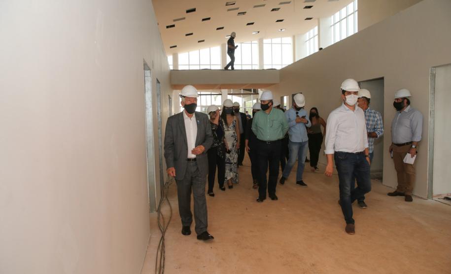 O vice-governador Darci Piana e o secretário de Estado da Saúde Beto Preto assinam o repasse de recursos ao Hospital da Criança para conclusão das obras