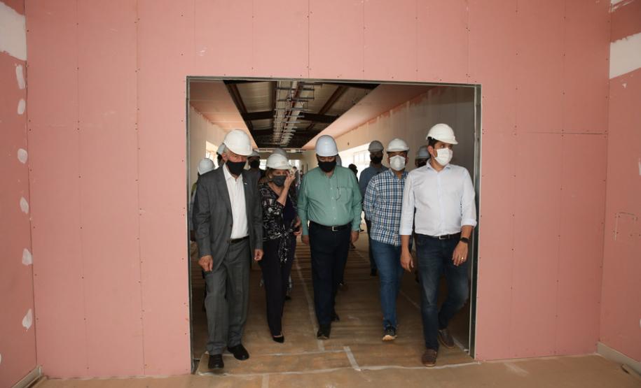 O vice-governador Darci Piana e o secretário de Estado da Saúde Beto Preto assinam o repasse de recursos ao Hospital da Criança para conclusão das obras