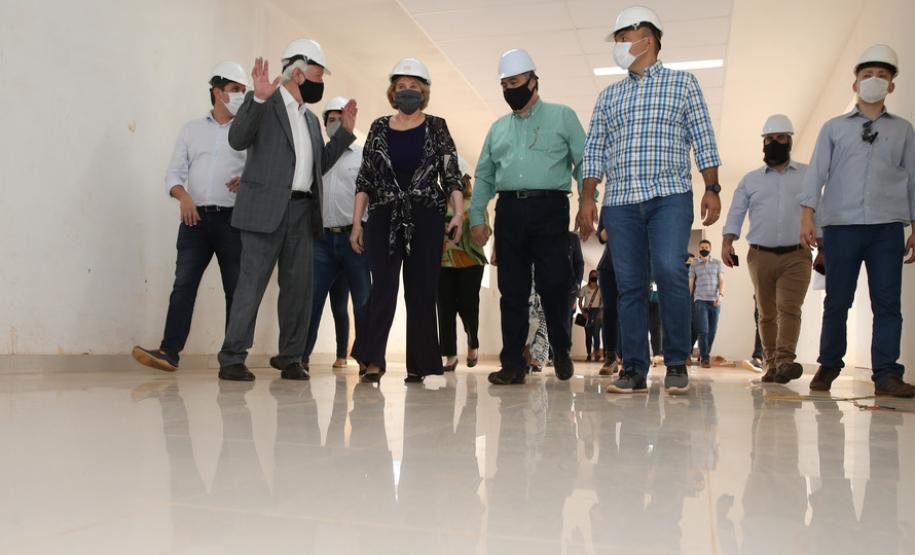 O vice-governador Darci Piana e o secretário de Estado da Saúde Beto Preto assinam o repasse de recursos ao Hospital da Criança para conclusão das obras
