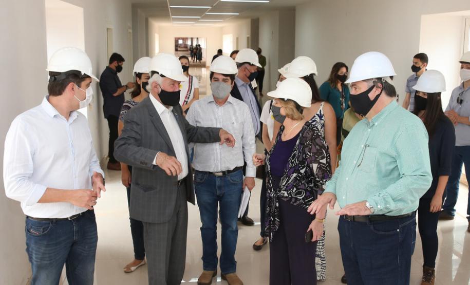 O vice-governador Darci Piana e o secretário de Estado da Saúde Beto Preto assinam o repasse de recursos ao Hospital da Criança para conclusão das obras