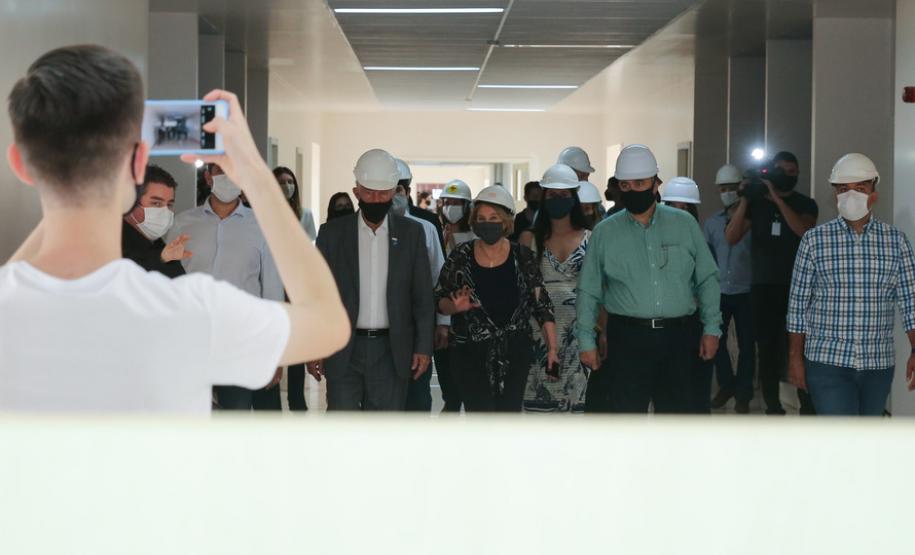 O vice-governador Darci Piana e o secretário de Estado da Saúde Beto Preto assinam o repasse de recursos ao Hospital da Criança para conclusão das obras