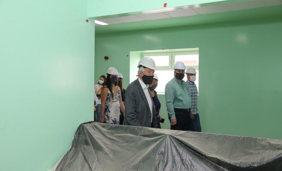 O vice-governador Darci Piana e o secretário de Estado da Saúde Beto Preto assinam o repasse de recursos ao Hospital da Criança para conclusão das obras