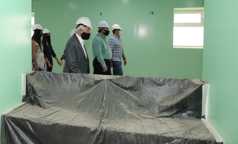O vice-governador Darci Piana e o secretário de Estado da Saúde Beto Preto assinam o repasse de recursos ao Hospital da Criança para conclusão das obras