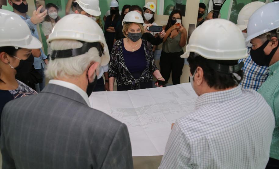 O vice-governador Darci Piana e o secretário de Estado da Saúde Beto Preto assinam o repasse de recursos ao Hospital da Criança para conclusão das obras