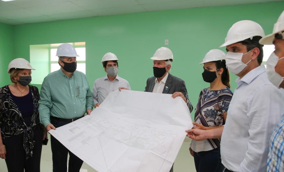 O vice-governador Darci Piana e o secretário de Estado da Saúde Beto Preto assinam o repasse de recursos ao Hospital da Criança para conclusão das obras