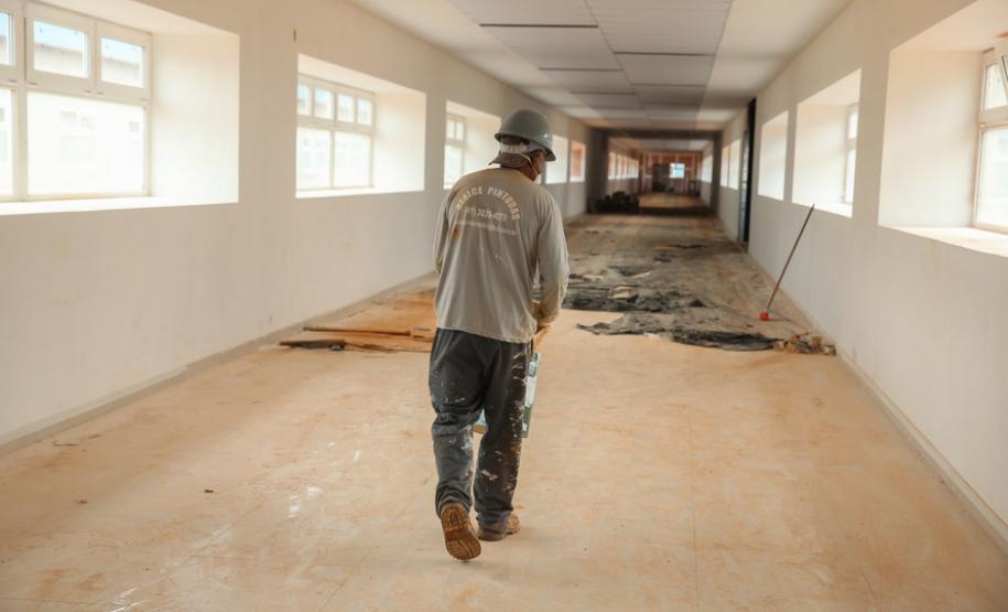 O vice-governador Darci Piana e o secretário de Estado da Saúde Beto Preto assinam o repasse de recursos ao Hospital da Criança para conclusão das obras
