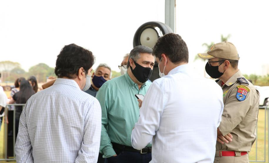 O vice-governador Darci Piana e o secretário de Estado da Saúde Beto Preto assinam o repasse de recursos ao Hospital da Criança para conclusão das obras