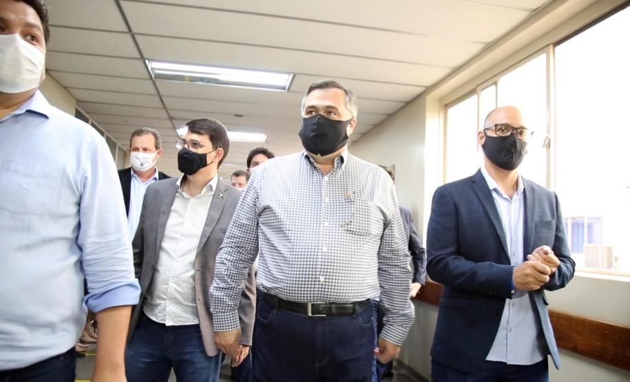 Secretário entrega equipamentos hospitalares e inaugura ala de ressonância magnética na região Oeste