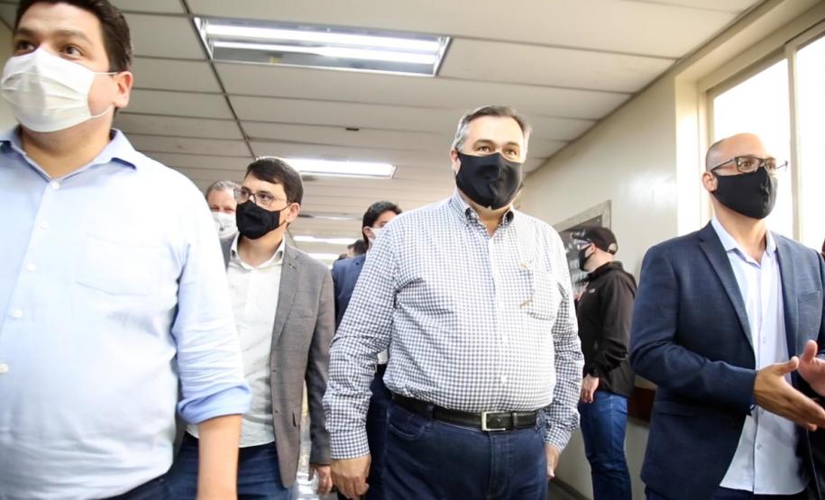 Secretário entrega equipamentos hospitalares e inaugura ala de ressonância magnética na região Oeste