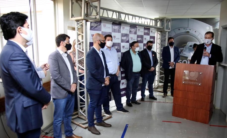 Secretário entrega equipamentos hospitalares e inaugura ala de ressonância magnética na região Oeste