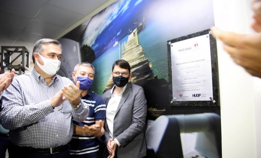 Secretário entrega equipamentos hospitalares e inaugura ala de ressonância magnética na região Oeste