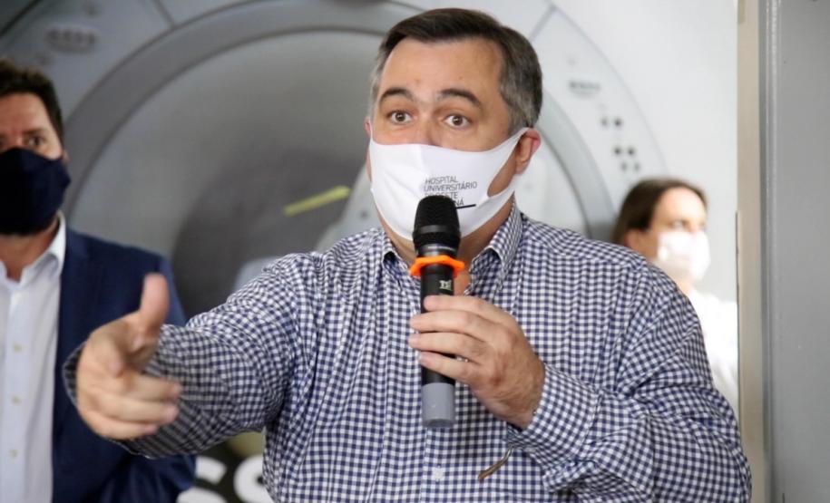 Secretário entrega equipamentos hospitalares e inaugura ala de ressonância magnética na região Oeste