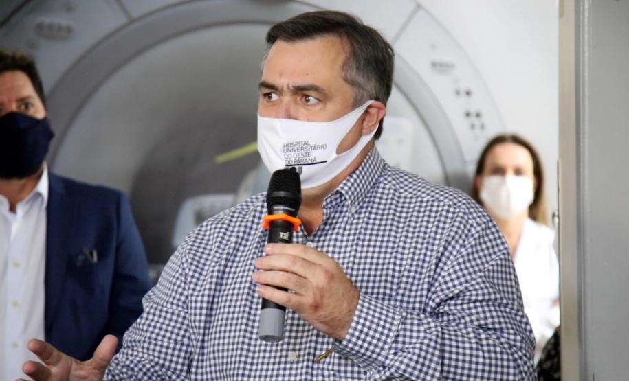 Secretário entrega equipamentos hospitalares e inaugura ala de ressonância magnética na região Oeste
