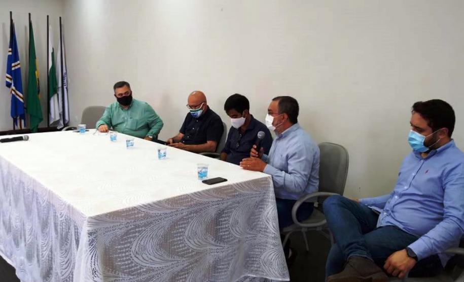 O secretário de Estado da Saúde, Beto Preto, esteve em Cornélio Procópio na última semana para realizar uma visita técnica nas obras do futuro Hospital Regional. A nova unidade hospitalar irá atender todos os municípios da 18° Regional de Saúde. O hospital que teve o convênio federal assinado em 2010 será concluído até o segundo semestre de 2021 e beneficiará cerca de 230 mil pessoas.