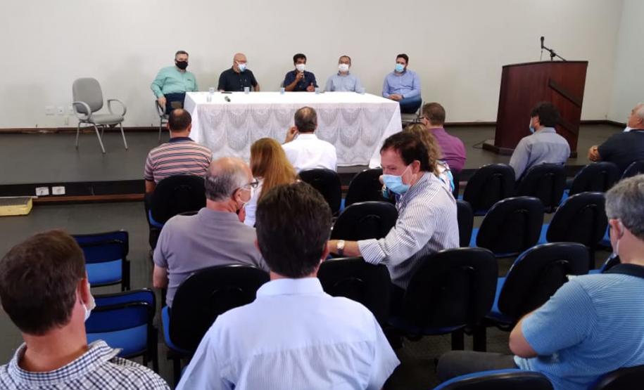 O secretário de Estado da Saúde, Beto Preto, esteve em Cornélio Procópio na última semana para realizar uma visita técnica nas obras do futuro Hospital Regional. A nova unidade hospitalar irá atender todos os municípios da 18° Regional de Saúde. O hospital que teve o convênio federal assinado em 2010 será concluído até o segundo semestre de 2021 e beneficiará cerca de 230 mil pessoas.