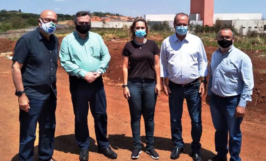 O secretário de Estado da Saúde, Beto Preto, esteve em Cornélio Procópio na última semana para realizar uma visita técnica nas obras do futuro Hospital Regional. A nova unidade hospitalar irá atender todos os municípios da 18° Regional de Saúde. O hospital que teve o convênio federal assinado em 2010 será concluído até o segundo semestre de 2021 e beneficiará cerca de 230 mil pessoas.