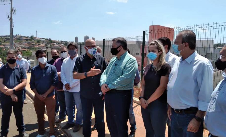 O secretário de Estado da Saúde, Beto Preto, esteve em Cornélio Procópio na última semana para realizar uma visita técnica nas obras do futuro Hospital Regional. A nova unidade hospitalar irá atender todos os municípios da 18° Regional de Saúde. O hospital que teve o convênio federal assinado em 2010 será concluído até o segundo semestre de 2021 e beneficiará cerca de 230 mil pessoas.
