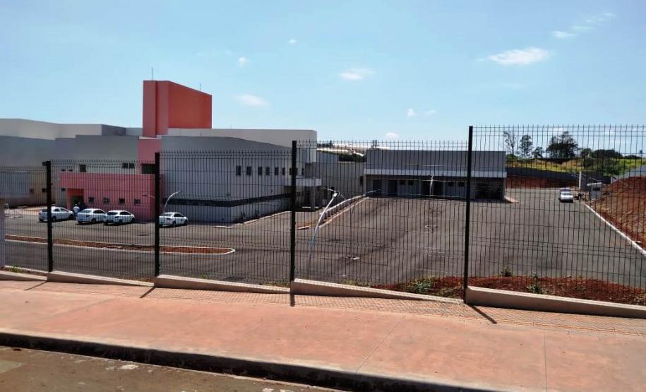 O secretário de Estado da Saúde, Beto Preto, esteve em Cornélio Procópio na última semana para realizar uma visita técnica nas obras do futuro Hospital Regional. A nova unidade hospitalar irá atender todos os municípios da 18° Regional de Saúde. O hospital que teve o convênio federal assinado em 2010 será concluído até o segundo semestre de 2021 e beneficiará cerca de 230 mil pessoas.