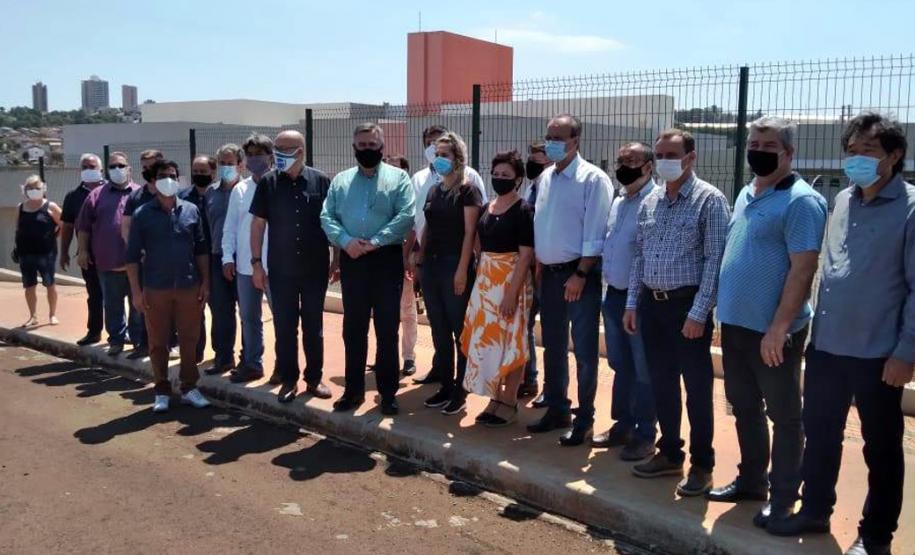 O secretário de Estado da Saúde, Beto Preto, esteve em Cornélio Procópio na última semana para realizar uma visita técnica nas obras do futuro Hospital Regional. A nova unidade hospitalar irá atender todos os municípios da 18° Regional de Saúde. O hospital que teve o convênio federal assinado em 2010 será concluído até o segundo semestre de 2021 e beneficiará cerca de 230 mil pessoas.