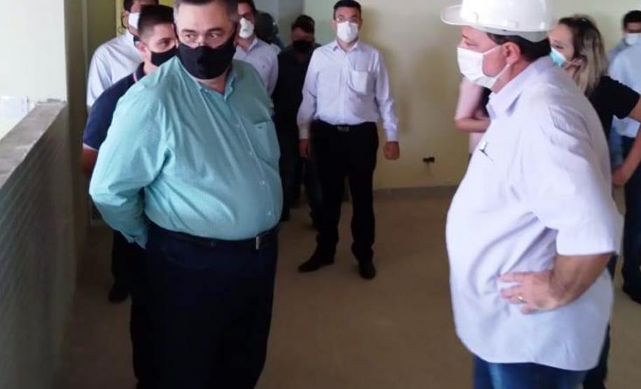O secretário de Estado da Saúde, Beto Preto, esteve em Cornélio Procópio na última semana para realizar uma visita técnica nas obras do futuro Hospital Regional. A nova unidade hospitalar irá atender todos os municípios da 18° Regional de Saúde. O hospital que teve o convênio federal assinado em 2010 será concluído até o segundo semestre de 2021 e beneficiará cerca de 230 mil pessoas.