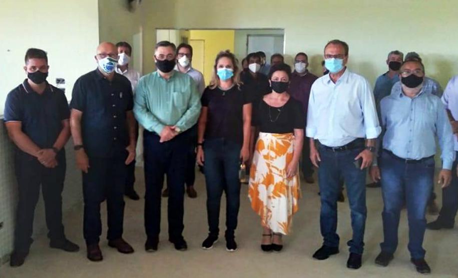 O secretário de Estado da Saúde, Beto Preto, esteve em Cornélio Procópio na última semana para realizar uma visita técnica nas obras do futuro Hospital Regional. A nova unidade hospitalar irá atender todos os municípios da 18° Regional de Saúde. O hospital que teve o convênio federal assinado em 2010 será concluído até o segundo semestre de 2021 e beneficiará cerca de 230 mil pessoas.