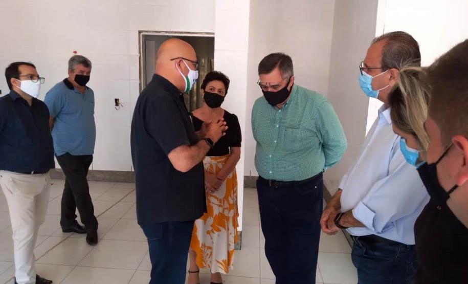 O secretário de Estado da Saúde, Beto Preto, esteve em Cornélio Procópio na última semana para realizar uma visita técnica nas obras do futuro Hospital Regional. A nova unidade hospitalar irá atender todos os municípios da 18° Regional de Saúde. O hospital que teve o convênio federal assinado em 2010 será concluído até o segundo semestre de 2021 e beneficiará cerca de 230 mil pessoas.