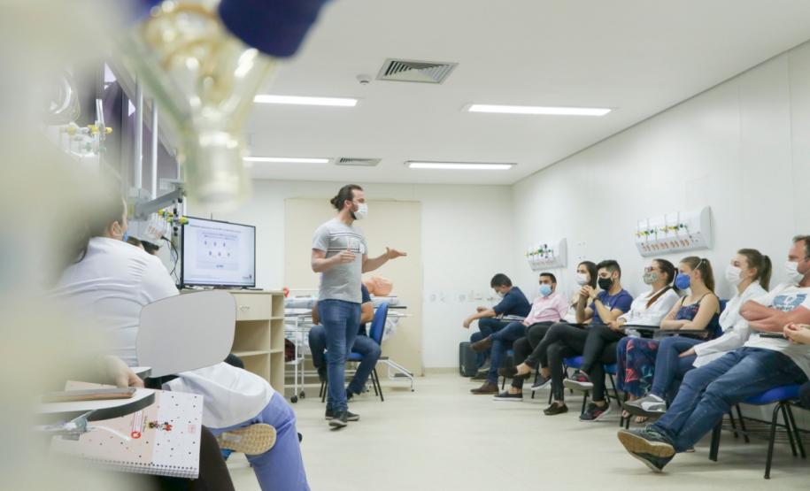 Técnicos da Sesa treinam trabalhadores da ala Covid do Hospital Universitário dos Campos Gerais