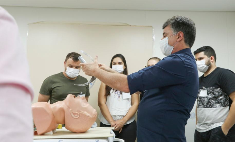Técnicos da Sesa treinam trabalhadores da ala Covid do Hospital Universitário dos Campos Gerais