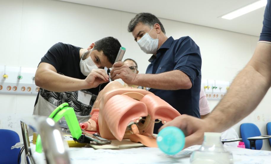 Técnicos da Sesa treinam trabalhadores da ala Covid do Hospital Universitário dos Campos Gerais