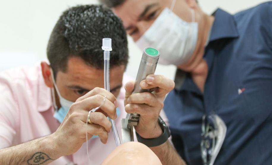 Técnicos da Sesa treinam trabalhadores da ala Covid do Hospital Universitário dos Campos Gerais