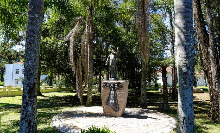Governador e secretário da Saúde visitam Hospital de Dermatologia Sanitária do Paraná