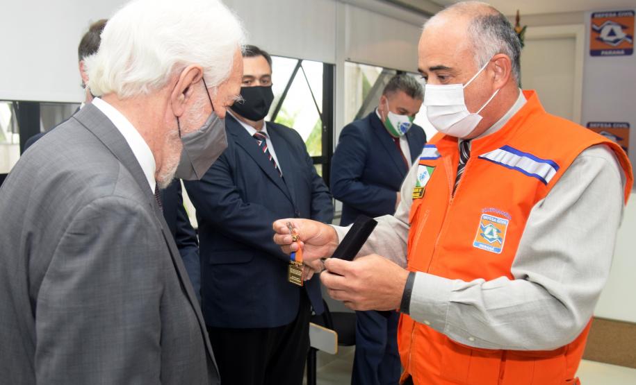 Secretário é homenageado pela Defesa Civil do Paraná