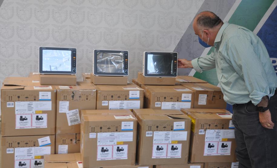 Entrega de monitores cedidos pelo Governo do Estado para a prefeitura de Curitiba