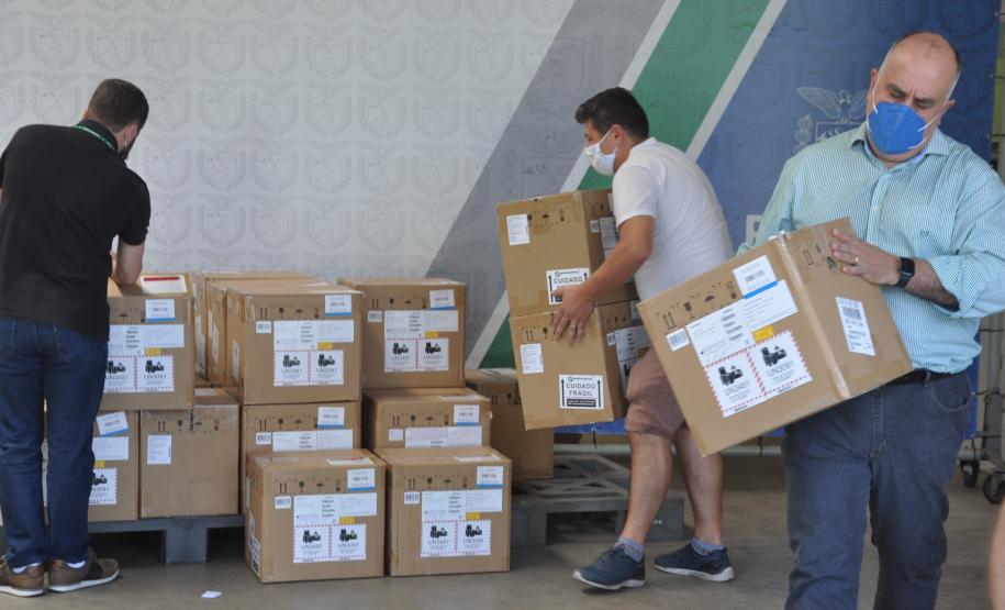 Entrega de monitores cedidos pelo Governo do Estado para a prefeitura de Curitiba