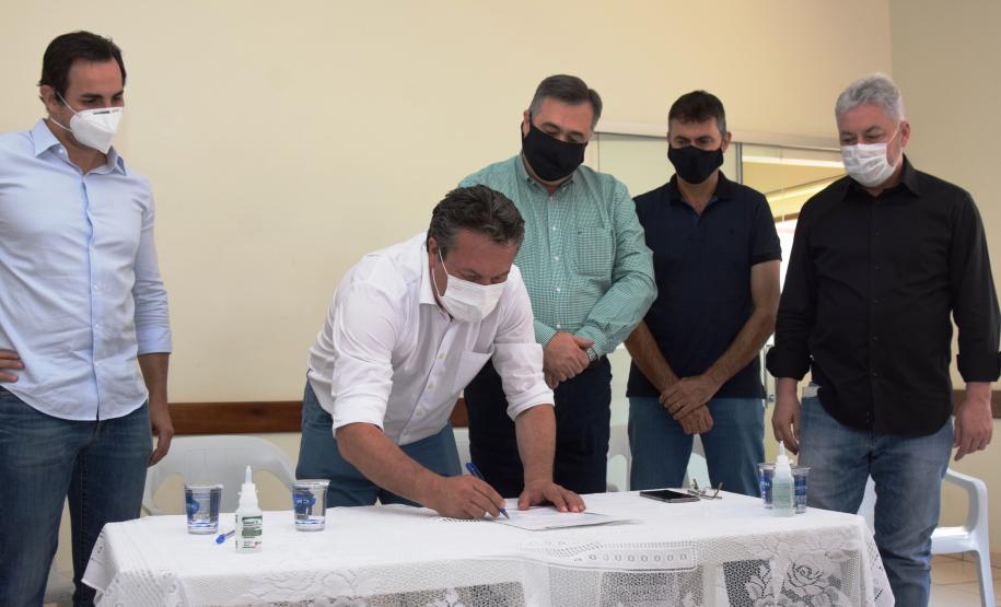 Secretário assina convênio de R$991 mil para aquisição de equipamentos para a Santa Casa de Campo Mourão