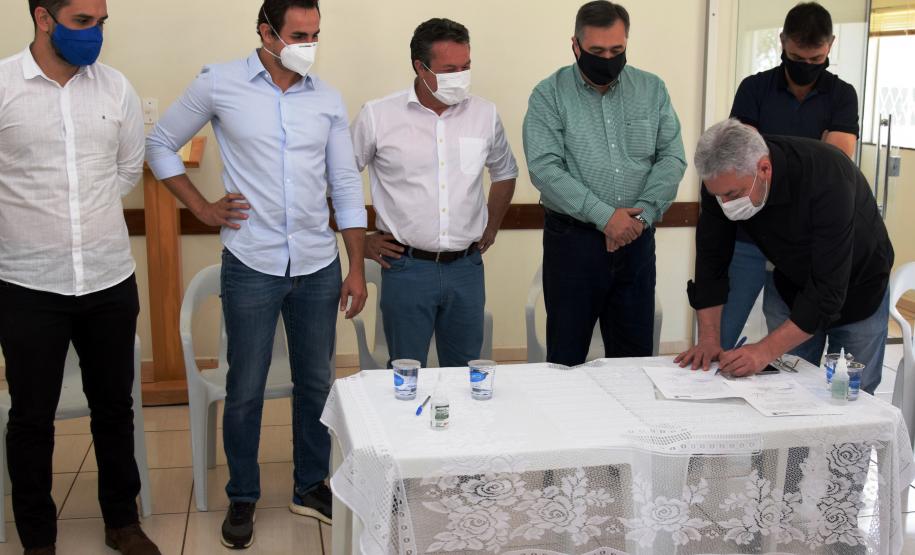 Secretário assina convênio de R$991 mil para aquisição de equipamentos para a Santa Casa de Campo Mourão
