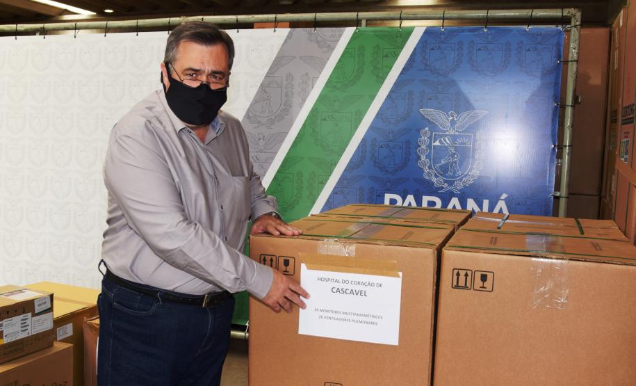 A Secretaria de Estado da Saúde (Sesa) disponibilizou esta semana oito respiradores e oito monitores para o Hospital Universitário do Oeste do Paraná (HUOP) e encaminhou nesta sexta-feira (18) mais 20 monitores e 20 respiradores para o Hospital do Coração, também em Cascavel.