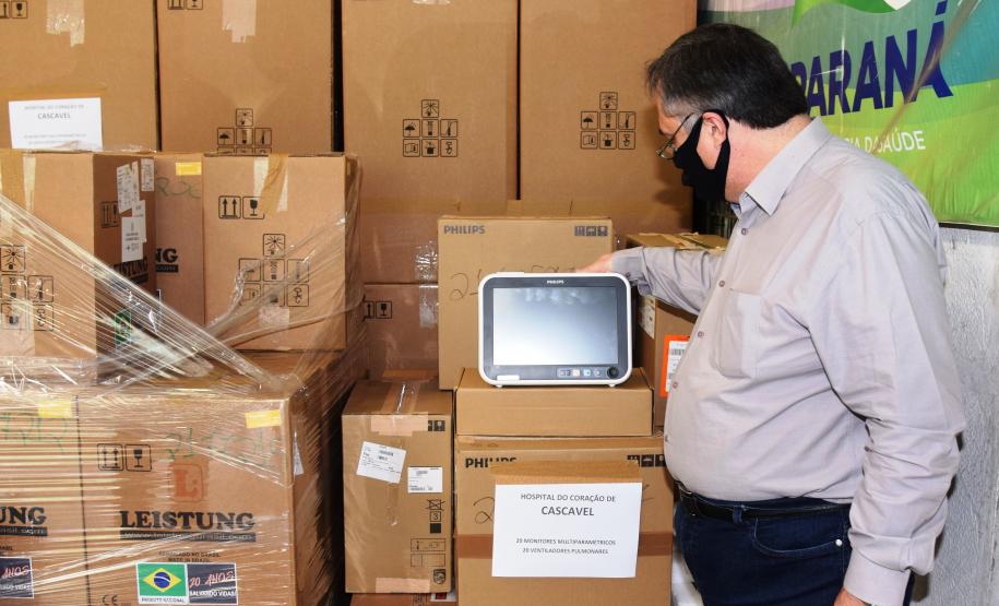 A Secretaria de Estado da Saúde (Sesa) disponibilizou esta semana oito respiradores e oito monitores para o Hospital Universitário do Oeste do Paraná (HUOP) e encaminhou nesta sexta-feira (18) mais 20 monitores e 20 respiradores para o Hospital do Coração, também em Cascavel.