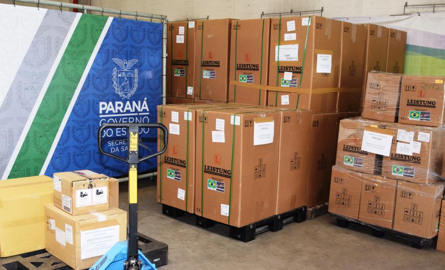 A Secretaria de Estado da Saúde (Sesa) disponibilizou esta semana oito respiradores e oito monitores para o Hospital Universitário do Oeste do Paraná (HUOP) e encaminhou nesta sexta-feira (18) mais 20 monitores e 20 respiradores para o Hospital do Coração, também em Cascavel.