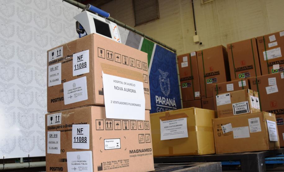A Secretaria de Estado da Saúde (Sesa) disponibilizou esta semana oito respiradores e oito monitores para o Hospital Universitário do Oeste do Paraná (HUOP) e encaminhou nesta sexta-feira (18) mais 20 monitores e 20 respiradores para o Hospital do Coração, também em Cascavel.