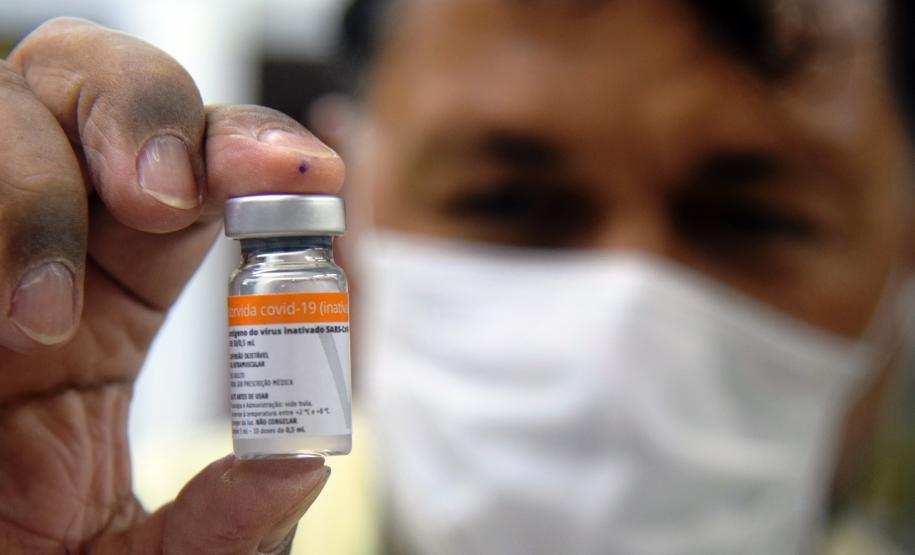 Paraná recebe novo lote de vacina e amplia imunização de profissionais da saúde